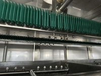 Nettoyeuse de bouteilles à pinces