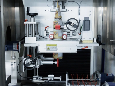 Machine d'étiquetage de manchons rétractables